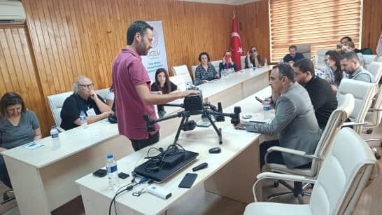 Întâlnirea echipei Universității Çukurova, cu o dronă pe masă.